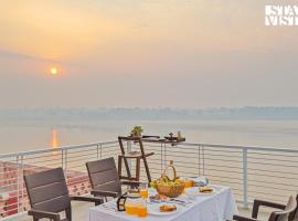 StayVista at The Ganga House - Holy River Varanasi，位于瓦拉纳西的别墅