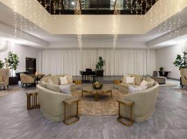 Legacy Hotel, Trademark Collection by Wyndham，位于绿湾的带停车场的酒店