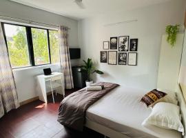 Flow: Private Studio in Koregaon Park. WiFi AC SmartTv，位于浦那的酒店