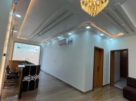 Hotel Shri Radha Orchid Barsana，位于Kāman的酒店