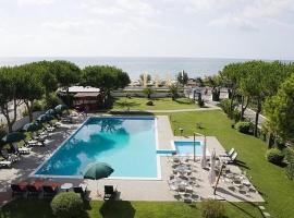 Capo Circeo Beach Resort Spa Fronte Mare，位于圣费利切-奇尔切奥的带按摩浴缸的酒店
