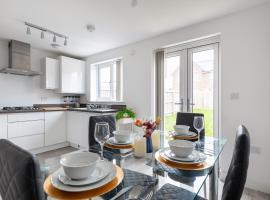 NEW Luton 3 Bedroom house, Contractors & families, Sleeps 7 with Free Parking & WIFI，位于卢顿的酒店