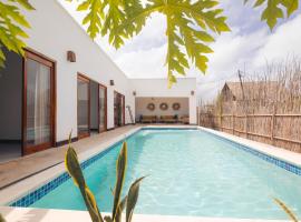 Bukoba Villas - Iris - Private Pool, AC & Wi-Fi，位于南威的别墅