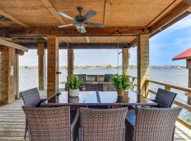 Lakefront Oscar Home with Gas Grill and Boat Dock!，位于Oscar的带停车场的酒店
