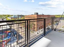 Downtown Ann Arbor 2 King Bed Balcony Apartment