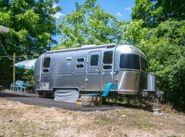 Airstream Camping Getaway in Liepers Fork，位于富兰克林的露营地