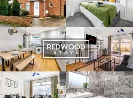 COSY 3 BEDROOM SERVICED HOUSE WITH FREE FAST WiFi AND PARKING FOR 2 CARS, ITS PERFECT FOR BUSINESS STAYS, FAMILIES, RELOCATIONS, EXTENDED STAYS AND EMERGENCY ACCOMMODATION by REDWOOD STAYS
