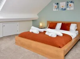 Cosy yet spacious, 3BR, Parking, Village Location