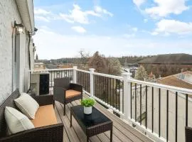 Silverwood Serenity - Balcony and City Views with Parking