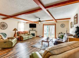 Riverfront Peru Cabin about 2 Mi to Lake Champlain!，位于Peru的酒店