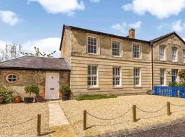 Large historic family home nr Longleat and Bath，位于沃明斯特的别墅