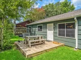 3 Bedroom Home The Neighborhood Spot desks in 2 rooms high speed Internet wifi Kick Back & Relax close to Houston Hobby Airport 5 star superhost