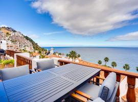 Bright Catalina Island Condo with Ocean Views!，位于阿瓦隆的带停车场的酒店