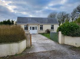 Peaceful Farm Cottage in Menlough near Mountbellew, Ballinasloe, Athlone & Galway，位于戈尔韦的度假屋