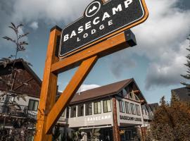 Basecamp Lodge Canmore，位于坎莫尔的酒店