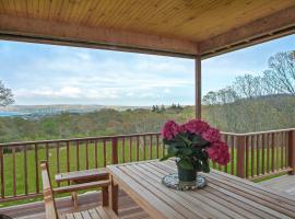 Beautiful Aquinnah Home Ocean View, Walk to Beach，位于Lobsterville的酒店