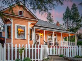 The Golden Parlor- Historic Victorian, Hot Tub，位于草谷的酒店