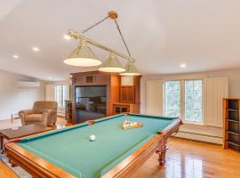 Falmouth Retreat with Private Pool, Gym and Game Room!，位于法尔茅斯的酒店