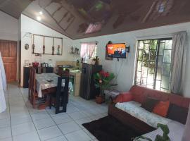 Tortuguero family house hostel，位于托尔图格罗的酒店