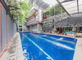 Urbanview Hotel Villa Surya Bandung，位于万隆Arcamanik的酒店