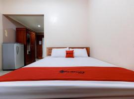 RedDoorz Syariah @ Delta Sari Aloha Waru，位于Sawotratap的酒店
