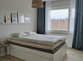 Green Getaway - near Helsinki Vantaa Airport, top-floor, free parking & wifi，位于万塔的公寓