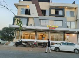 Hotel Golden Wings, Dewas，位于Dewās的酒店