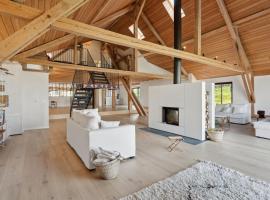 Completely refurbished typical Swiss farmhouse，位于Vuissens的别墅