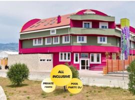 Hostel Zrće All Inclusive- ALL YOU CAN DRINK AND EAT!，位于诺瓦利娅的青旅