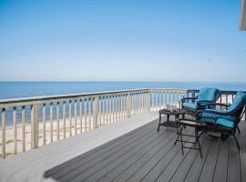 Queen Vic Beach House: 5 Mins to Vineyards & Farmstands，位于Wading River的酒店