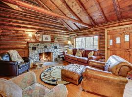 Michigan Log Cabin with Pere Marquette River Views，位于Branch Township的酒店