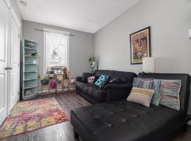 Mi Casa Su Casa, Heart of Downtown St. John's, 1 BDRM Apt with Backyard，位于圣约翰斯的酒店