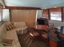 Top Luxury Exclusive Fully air conditioned 3bdr Yacht，位于埃拉特的船屋