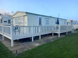 Lovely 8 Berth Caravan In Skegness With Free Wi-fi, Ref 96023d，位于斯凯格内斯的酒店