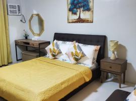 DELUXE ROOM Queen Bed & Sofa Bed with Balcony and Swimming Pool at PPS，位于公主港的酒店
