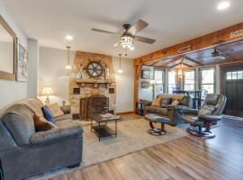 Cozy Clear Lake Home - Walk to Town and Boat Dock!，位于克利尔莱克的酒店
