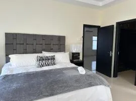 2 bed bungalow en-suite, with pool & gym