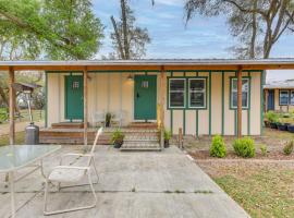 Morriston Getaway with Patio - Near HITS Farm!，位于Morriston的酒店