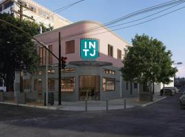 INTJ Hotel，位于提华纳埃尔波波市场附近的酒店