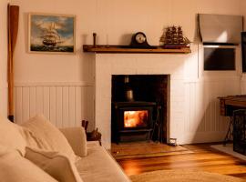 Falmouth Cottage - Dog Friendly Beachside Getaway 2,5 Acres，位于Falmouth的酒店