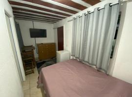Suite 3, Casa Amarela, Terceiro Andar，位于新伊瓜苏的民宿