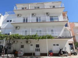 Apartments with a parking space Zivogosce - Blato, Makarska - 22253，位于伯德古拉的酒店