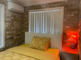 Spacious studio unit，位于Rochedale South的酒店