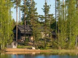 Beautiful lakeside Villa Vetojärvi，位于Pennala的酒店