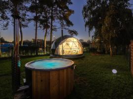 Glamping Escape Prague with Hot Tub and Vysehrad Castle View，位于布拉格的酒店