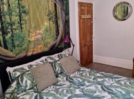 Todmorden Bed & Breakfast - The Toothless Mog，位于Walsden的低价酒店