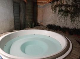 Espacios amplios con terraza y piscina spa，位于圣洛伦索的度假屋