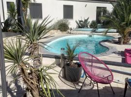 Partie de villa moderne avec piscine En option jaccuzi dans espace détente indépendant，位于Villeneuve的酒店