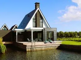 Peaceful and luxurious villa at the waterfront in Stavoren
