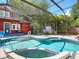 Ville Villekulla! Private pool home near Historic Palmetto!，位于Palmetto的酒店